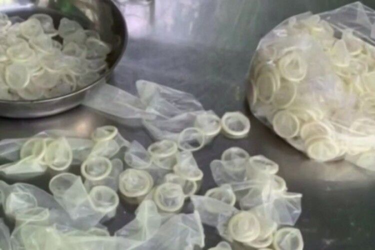Сотні тисяч презервативів помили і хотіли перепродати
