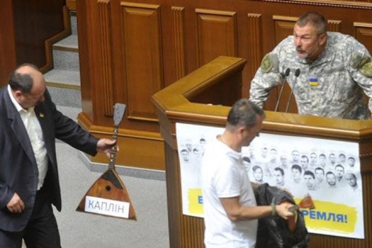Концерт та й годі – депутати вручають один-одному балалайки