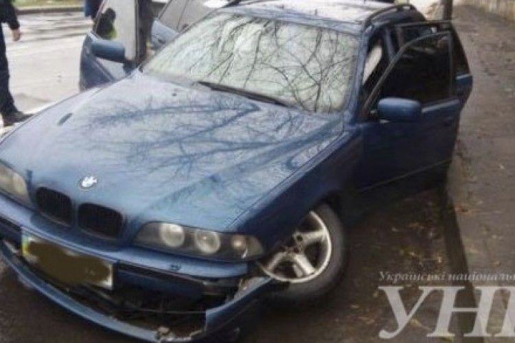 Водій BMW тікаючи від патрульних влетів у бордюр