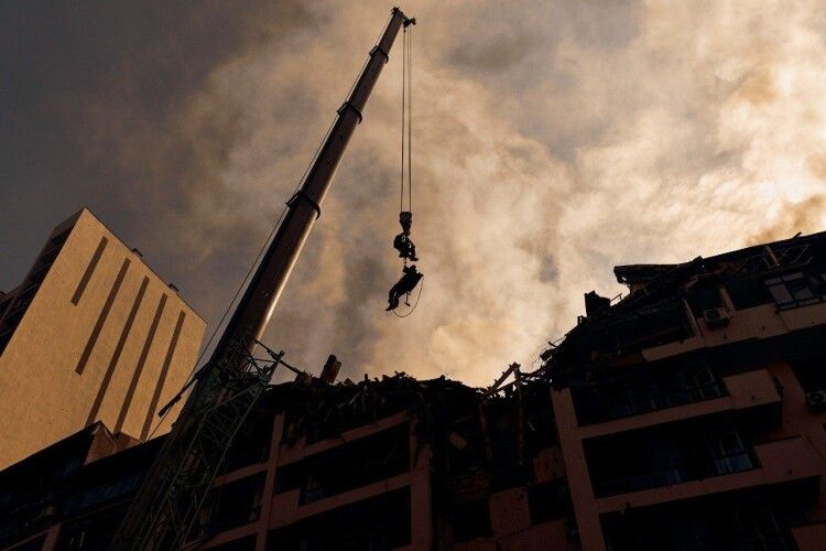 Столичні рятувальники ліквідували пожежу в будинку, куди влучила російська ракета (Фото,відео)