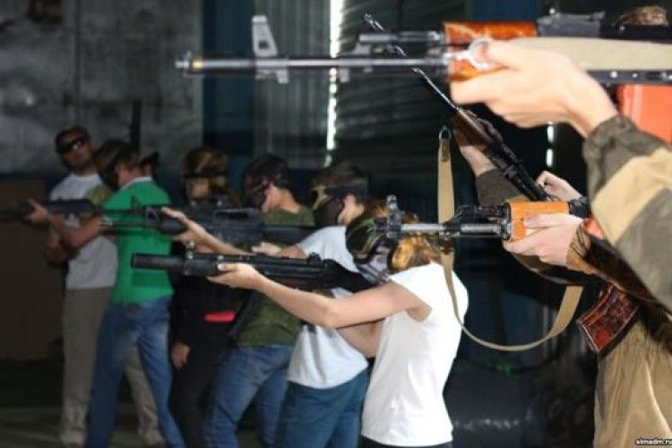 У Сімферополі підлітків залучали до «культури поводження зі зброєю» 