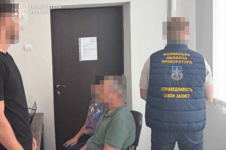 «Доглядальники» без перевірок: на Волині чиновників міськради взяли під варту