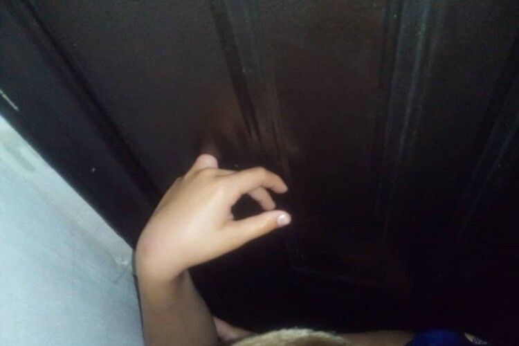 У Сарнах рятували хлопчика, який всунув пальця в отвір металевих дверей