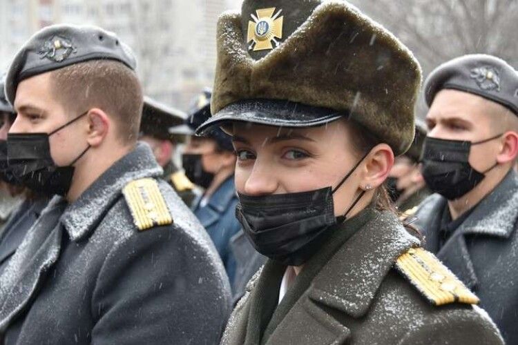 Жіночко, вас розшукує військкомат: чи видадуть українкам зброю