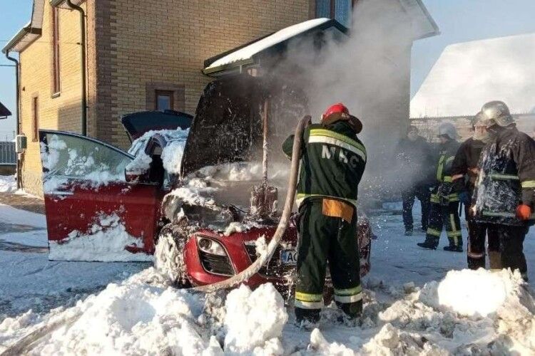 У місті на Волині серед білого дня на подвір’ї загорілась машина (Фото)