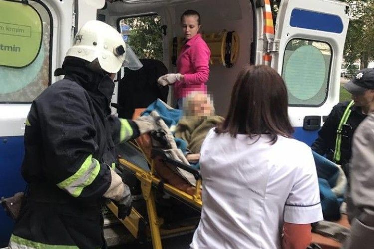 На Дубенській 92-річну жінку рятували поліція, пожежники, «швидка» та комунальники
