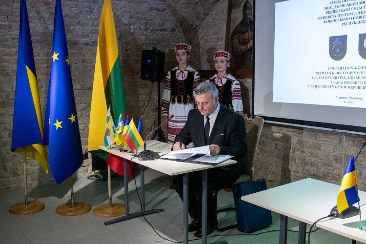 У Замку на Волині громади України та Литви підписали партнерські угоди 