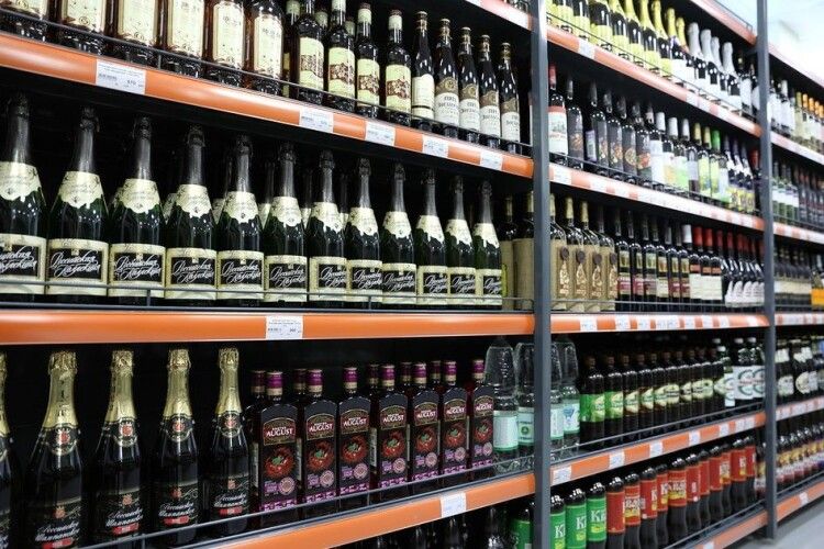 В Україні хочуть заборонити продаж алкоголю та сигарет у супермаркетах