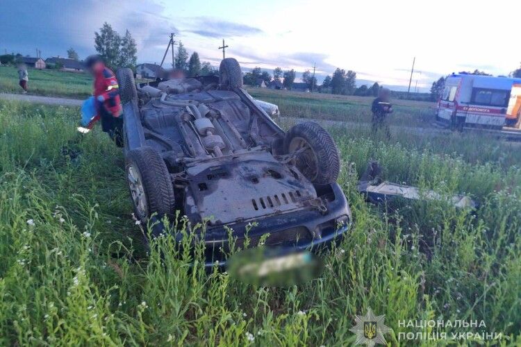 Авто злетіло у кювет й перекинулося: на Волині внаслідок ДТП загинув водій 