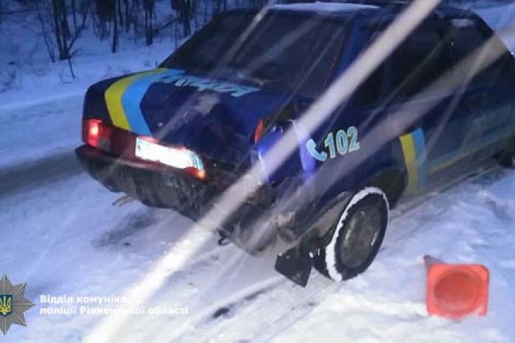 Аварія на аварії: під час оформленя ДТП на Рівненщині вантажівка наїхала на поліцейське авто (ФОТО)