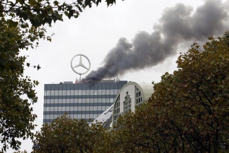 У Берліні горить офіс компанії Mercedes