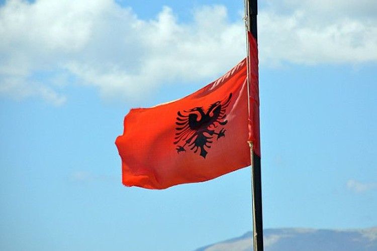 В Албанії громадяни штурмують парламент