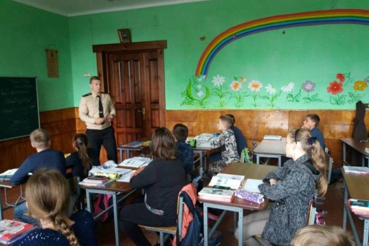 «Шановні школярі, вашого вчителя сьогодні замінятиме товариш лейтенант»