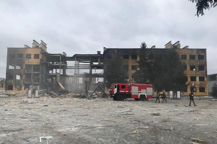 Ворожі літаки скинули на Суми бомби, є загиблі (Відео)