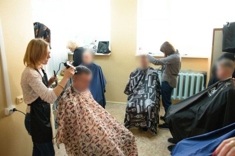 У Луцьку перукарі-волонтери безоплатно стрижуть поранених захисників