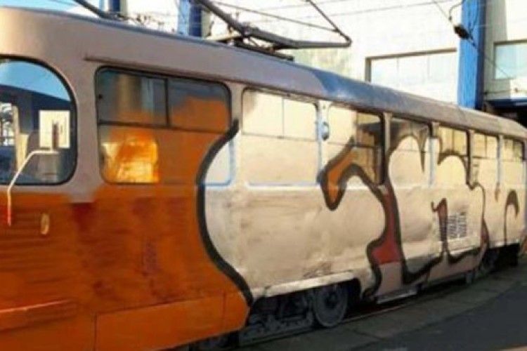 Невідомі напали на трамвай та розмалювали вагон з водієм у Києві (фото)