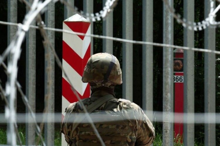 Через «непередбачувані обставини» Польща закликає своїх громадян негайно залишити білорусь 