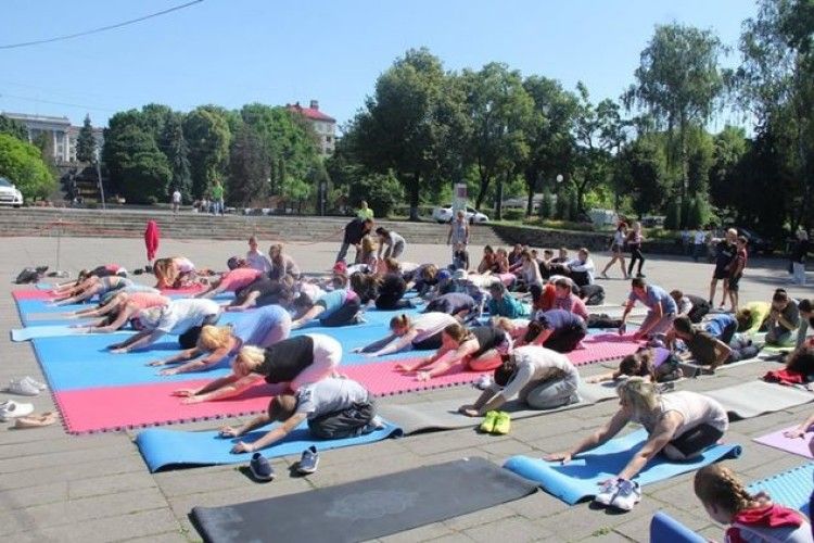 Як у Луцьку відзначили Міжнародний день йоги (фото)