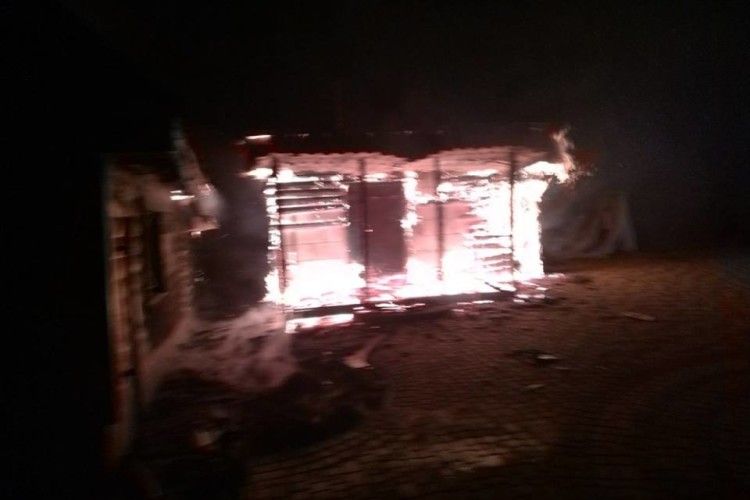 У Товпижині червоний півень атакував житловий будинок та господарчу споруду (фото)