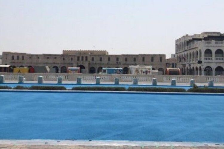 Одну з доріг у катарській столиці перефарбували в синій колір