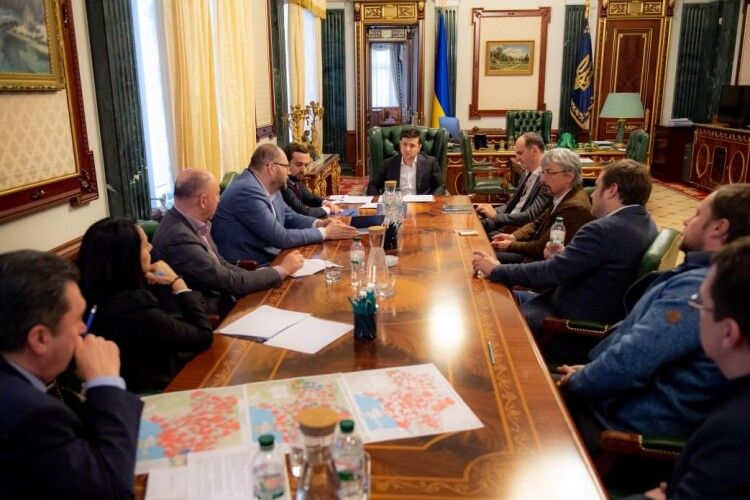 Зеленський і керівники медіагруп домовилися про запуск до 16 березня незакодованих супутникових версій головних українських телеканалів