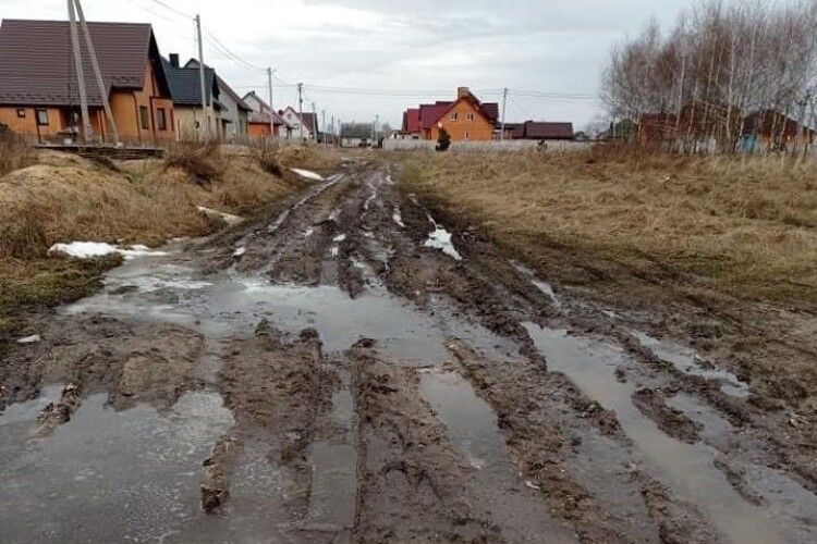 У райцентрі на Волині вулиця з іменем Героя України непрохідна через заболоченість (Фото)