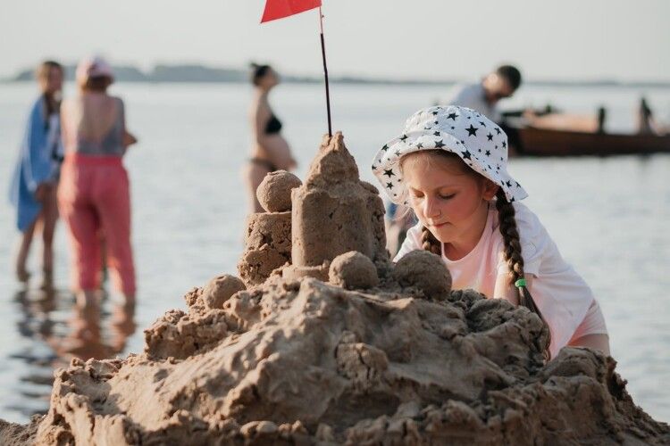 На березі Світязю з причепу піску ліпили замки (Фото)