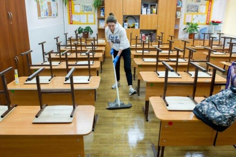 Школярів більше не зможуть залучати до прибирання класів
