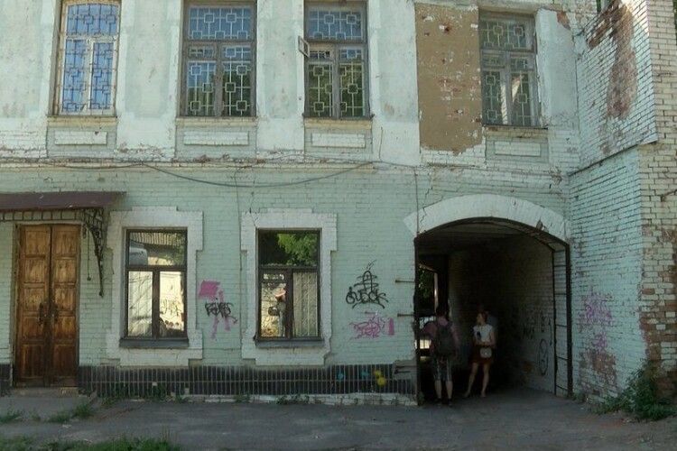«Тріщини на стелі та стінах»: розповіли про стан садиби Олександра Олеся
