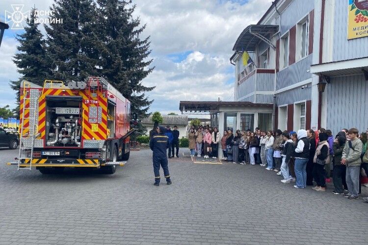 У місті на Волині рятувальники показали майбутнім медикам майстер-клас (Фото)