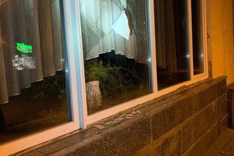У Луцьку вночі  затримали неповнолітніх, які розбили вікна у медколеджі і «цікавились» банкоматом