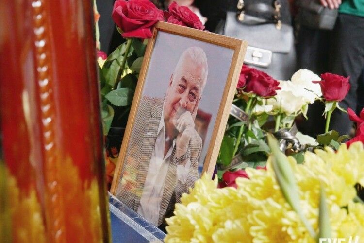 Епоха відійшла у вічність: сотні людей прийшли попрощатися із колишнім мером Володимира Петром Саганюком