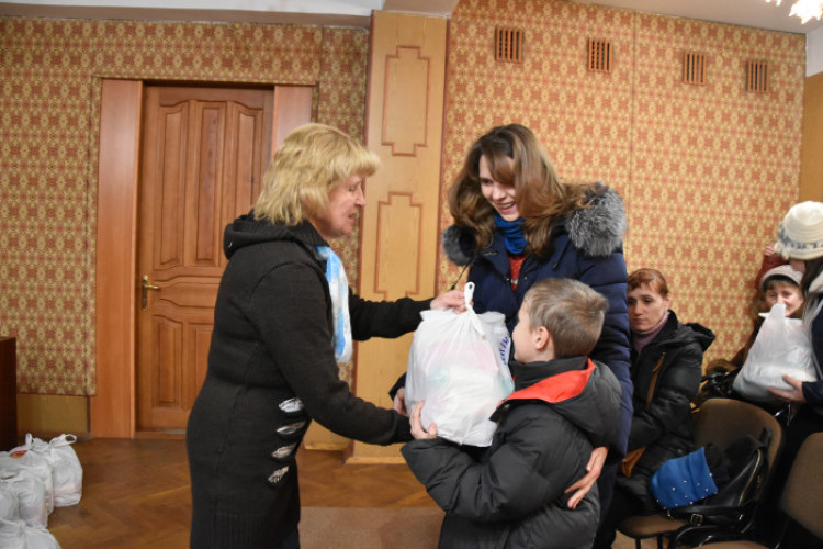 50 луцьких сімей, які виховують дітей із особливими потребами, отримали продуктові набори