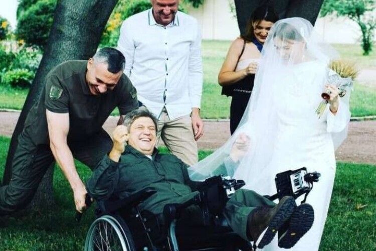 Екссекретар РНБО одружився в інвалідному візку (Фото)