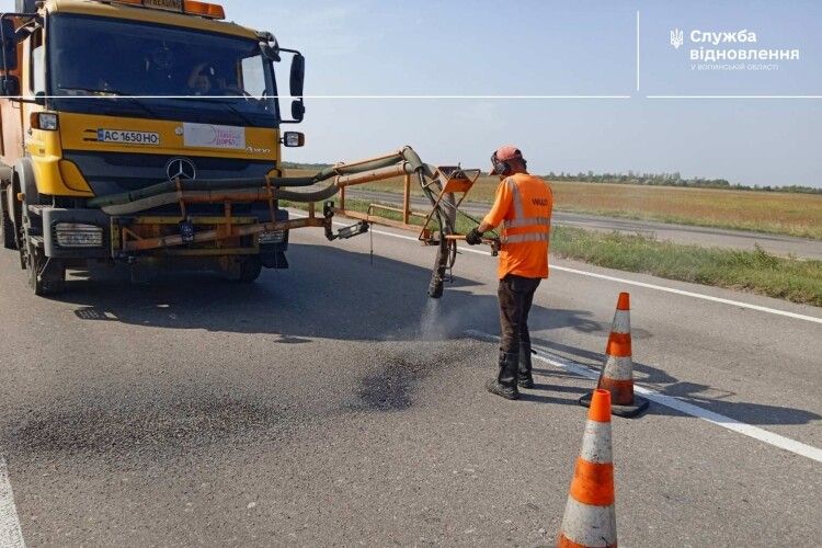 На трасі Київ – Ковель – Ягодин дорожники латають асфальтове покриття 