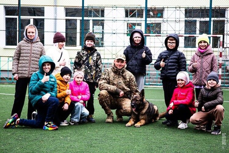 Незвичний урок: вівчарки Флеш та Арон підкорили серця луцьких школярів