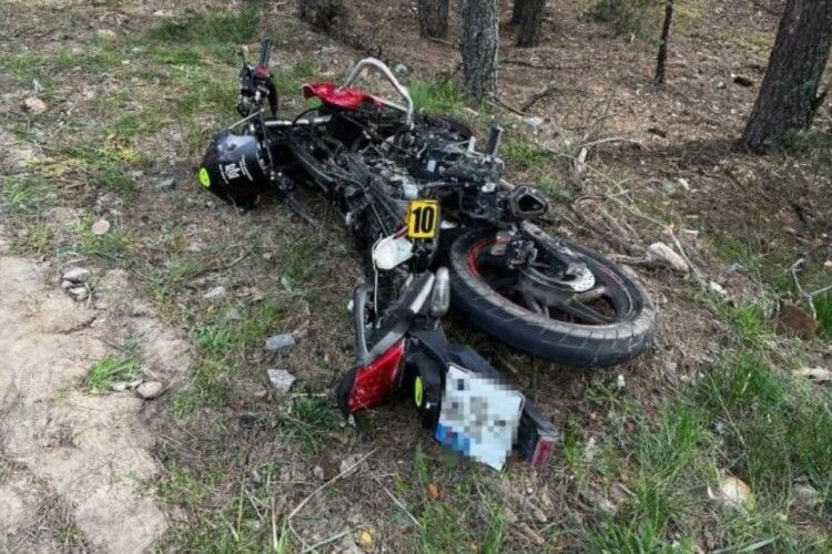 Втратив руку та ногу: у потрійній ДТП на Рівненщині постраждав мотоцикліст