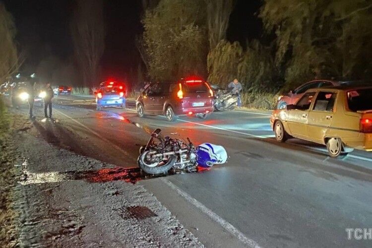 Авто виїхало на зустрічну смугу і збило мотоцикліста