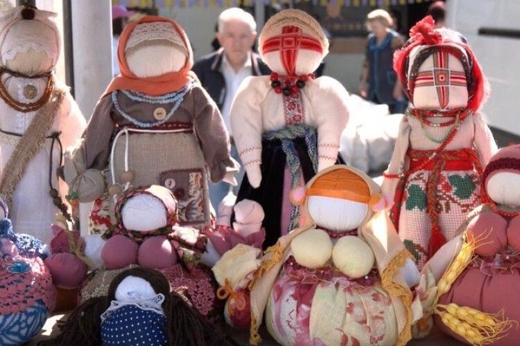 Понад сотню врятованих ляльок-мотанок з Бахмута виставили у Луцьку на благодійний продаж