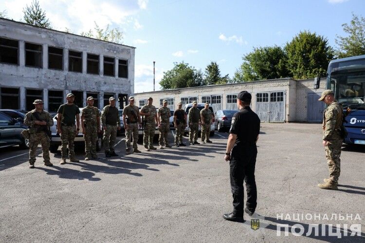 Волинські поліцейські вирушили у зону бойових дій нищити ворога (Фото)