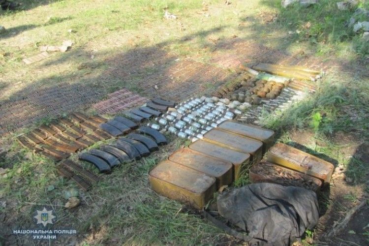 На Луганщині чоловік «здав» сховок зброї та боєприпасів