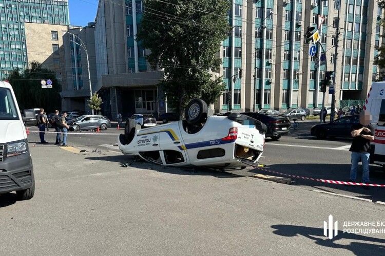 Службовий автомобіль перекинувся – у Києві внаслідок ДТП загинув поліцейський 