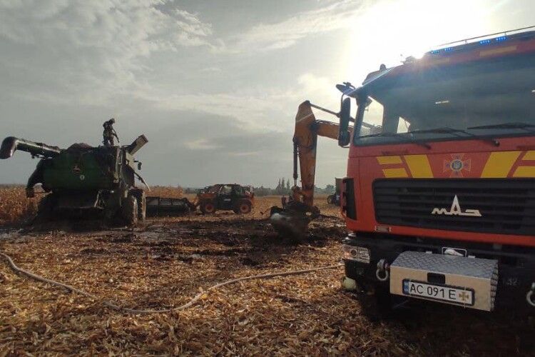 На Волині в полі загорівся комбайн (Фото)
