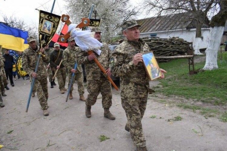 Загинув поблизу Бахмута: на Волині попрощалися із Героєм (Фото)