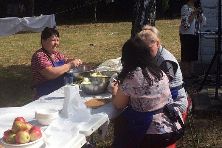 На Волині переселенці та місцеві мешканці провели фестиваль «Щирий борщ»
