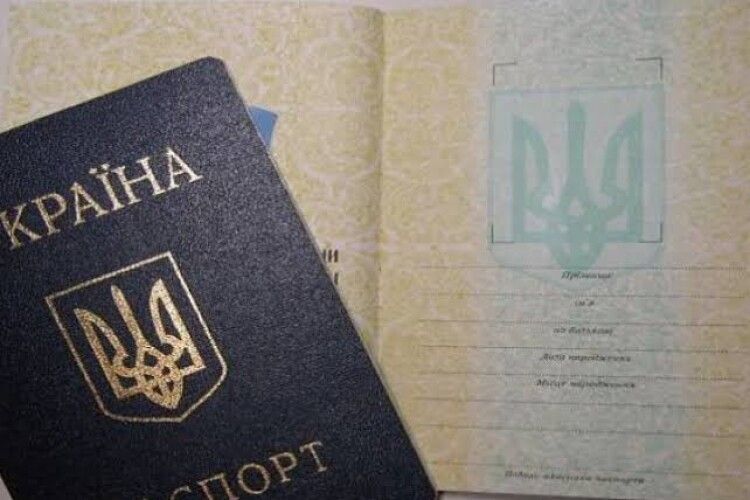 Українка в суді добилась паспорта книжечкою замість ID-картки