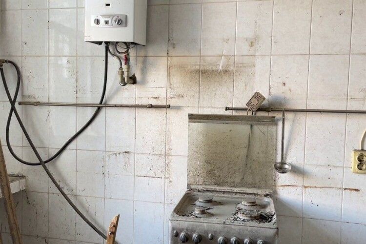 Зруйновані будинки і пліснява: життя херсонців через п'ять місяців після підриву Каховської ГЕС (Відео)