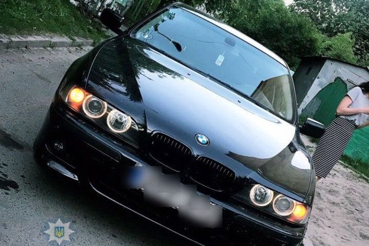Викрадений у Рівному автомобіль знайшовся в селі на покинутому подвір’ї