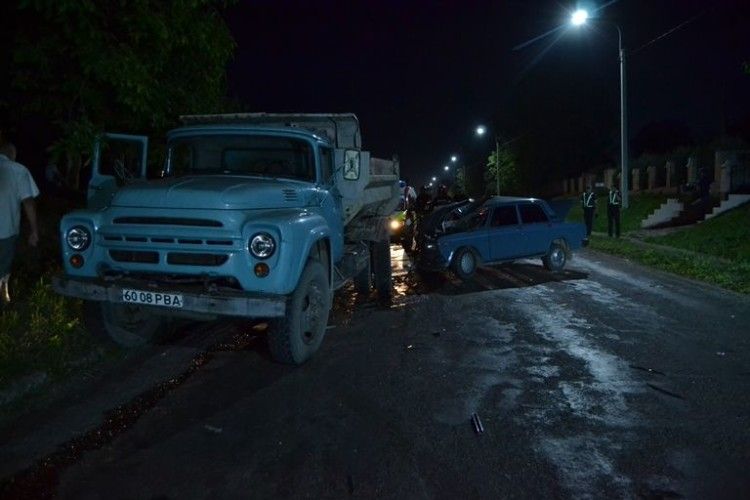 У Рівному ВАЗ зіткнувся з вантажівкою
