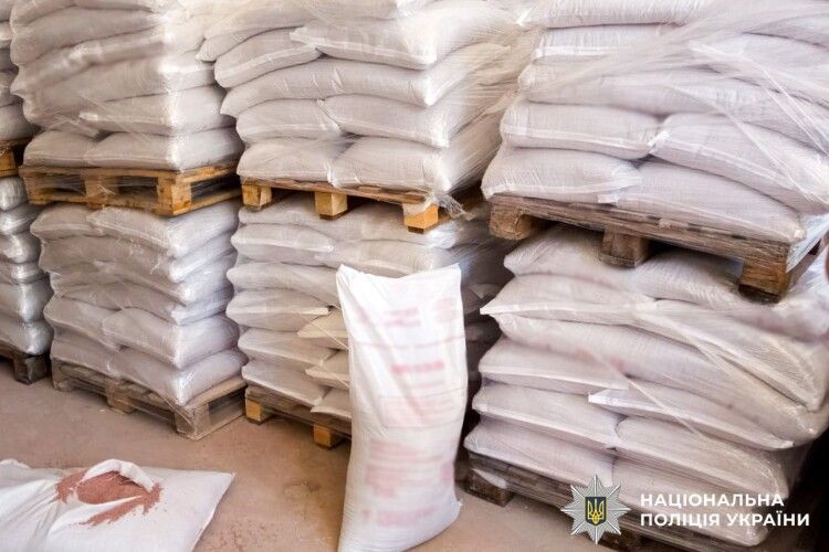 На Рівненщині шахраї замість міндобрива продавали фарбовану крейду